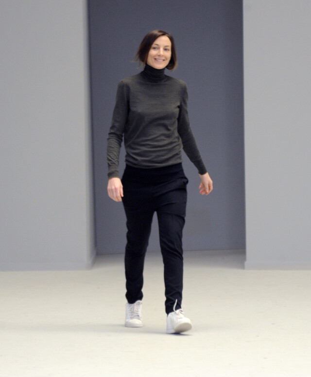 ENKEL STIL OG JOGGIS: Phoebe Philo er designeren bak det franske motehuset Céline, og hun holder ofte en litt lav profil, og gir sjelden intervjuer. Stilen hennes er chic og klassisk, og ofte går hun i sneakers. Foto: Celine ENKEL STIL OG JOGGIS: Phoebe Philo er designeren bak det franske motehuset Céline, og hun holder ofte en litt lav profil, og gir sjelden intervjuer. Stilen hennes er chic og klassisk, og ofte går hun i sneakers. Foto: Celine